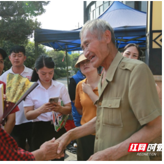 郴州市“文明进小区、有礼‘邻’距离”主题活动走进福泽山庄小区