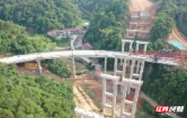 湖南建投尚上浏江二标圆满完成A匝道桥小半径曲线梁板架设