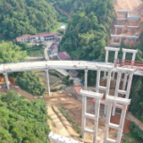 湖南建投尚上浏江二标圆满完成A匝道桥小半径曲线梁板架设