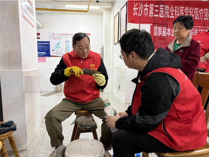 一本记事本，千次暖心事，七旬老人的邻里担当