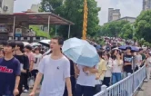 视频丨高考首场考试结束，株洲考场外家长送来“爱心餐”