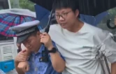暴雨中的“最美护航”邵阳交警“撑”着考生去考场