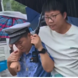 暴雨中的“最美护航”邵阳交警“撑”着考生去考场
