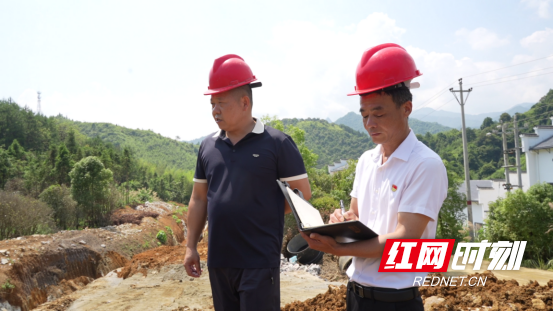 2025年郴州市劳动模范李锋:田间地头践初心 扎根基层办实事1362.png 2025年郴州市劳动模范李锋:田间地头践初心 扎根基层办实事1362.png