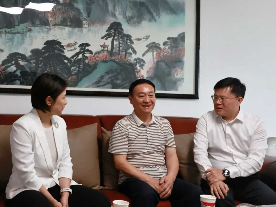 蒋君走访慰问老同志