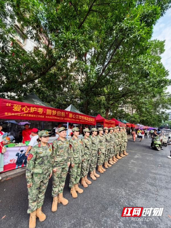 女民兵站成一道“人墙”维护考点交通秩序_副本.jpg