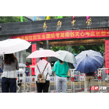 组图丨高考考点外的家长:等待,祝福,期盼,鼓励!