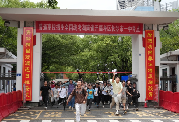 组图｜第一批考生高考结束！青春感溢出屏幕