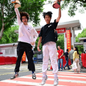 组图|手捧鲜花,我们考完啦