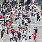 组图｜高考第三天，长沙高三生“奔跑”告别考场