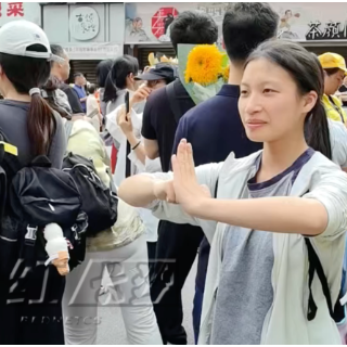 考场外师姐手捧鲜花等候“嫡亲”师妹 武术人专属见面礼太有感
