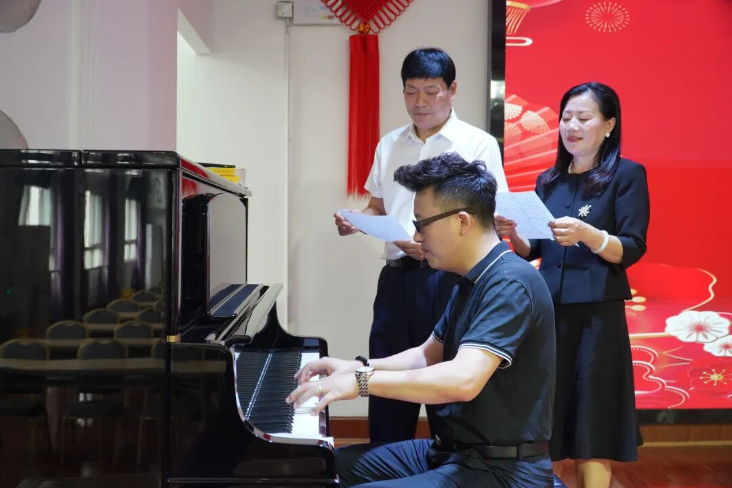 以前无聊刷手机，现在跟着夜校学声乐，生活越来越有滋味了