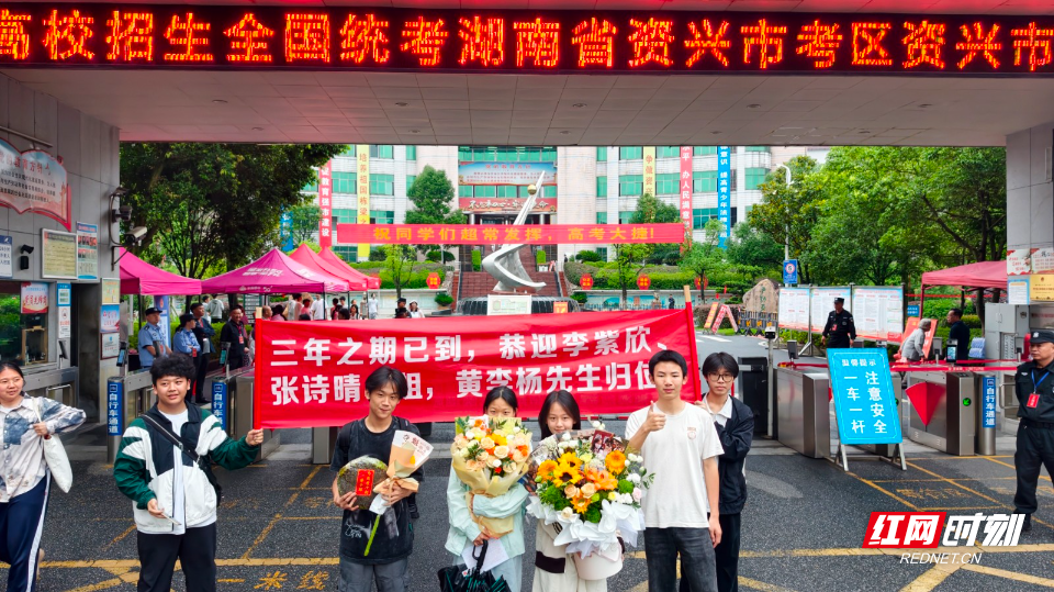 考生合影 曹光辉 摄.jpg 考生合影 曹光辉 摄.jpg