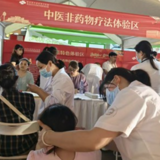 湖南名中医与藏医团队同台 长沙这场夜间义诊人气拉满