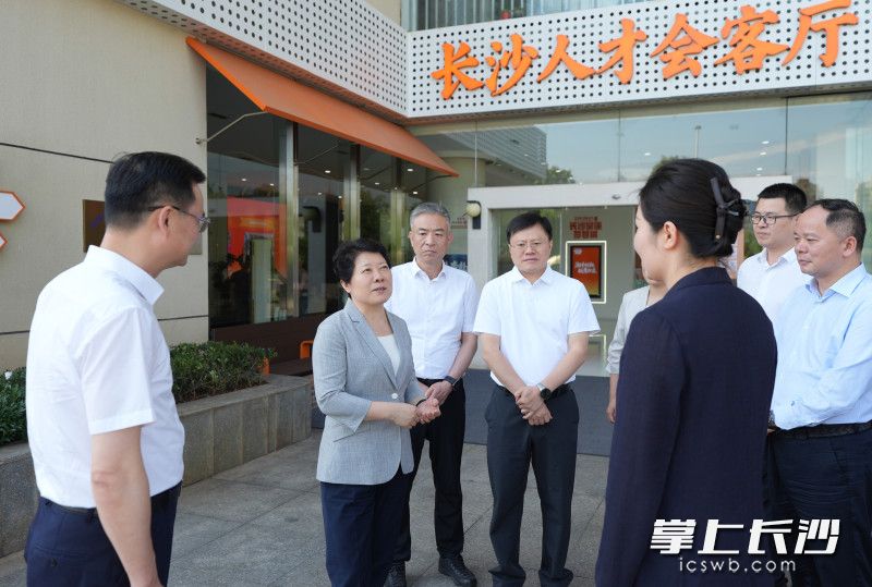 吴桂英来到位于锦泰广场北侧的长沙人才会客厅。