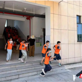 消防安全宣传“九进”进校园丨前进小学开展消防安全应急演练活动