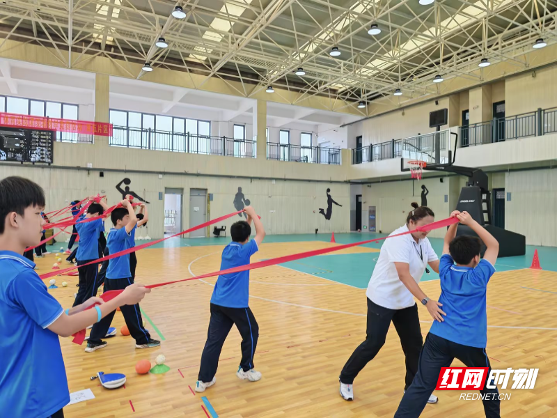 第三节 白鹤学校初中部 李文洁 《双手头上前掷实心球》 (2).jpg 第三节 白鹤学校初中部 李文洁 《双手头上前掷实心球》 (2).jpg
