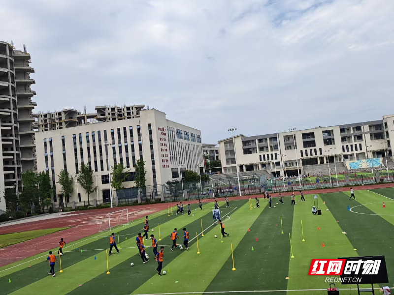 第七节 建宁实验中学 成慧榕 《足球脚背外侧运球》 (2).jpg 第七节 建宁实验中学 成慧榕 《足球脚背外侧运球》 (2).jpg