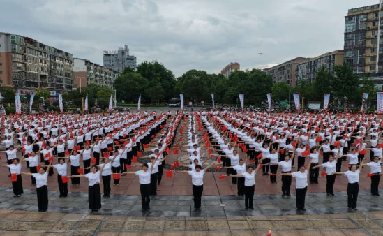 千人银龄载歌载舞 洪江献礼建党105周年