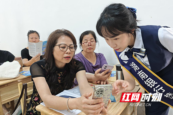 株洲开放大学“爱晚”老年学校联合湖南银行开展专项科普宣传活动