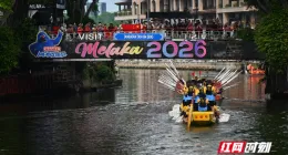 视频丨湖南非遗“划”向世界 26.8米益阳兰溪双桡龙舟惊艳南洋