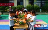 保靖县岳阳幼儿园大班开展包粽子主题非遗体验活动