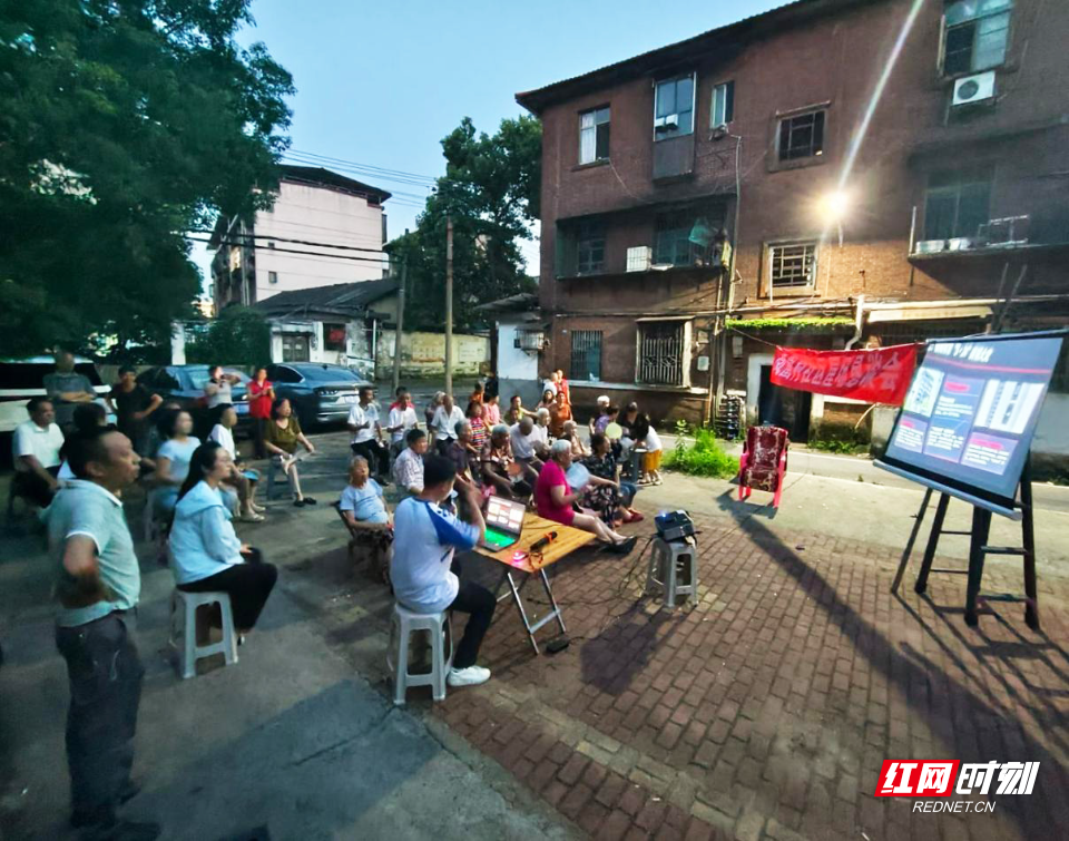 凤凰村夜间恳谈会现场.jpg