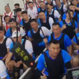 龙腾资江 韵动邵阳｜八旬翁立码头嘶吼助威，田江龙舟热血出征