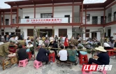 龙山县大安乡：湘村客厅粽飘香 便民服务暖端午
