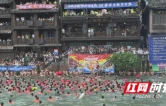 凤凰古城抢鸭子“大战”激情上演 复刻《边城》民俗盛况