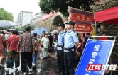 龙舟竞渡扬风采 藏蓝坚守护平安