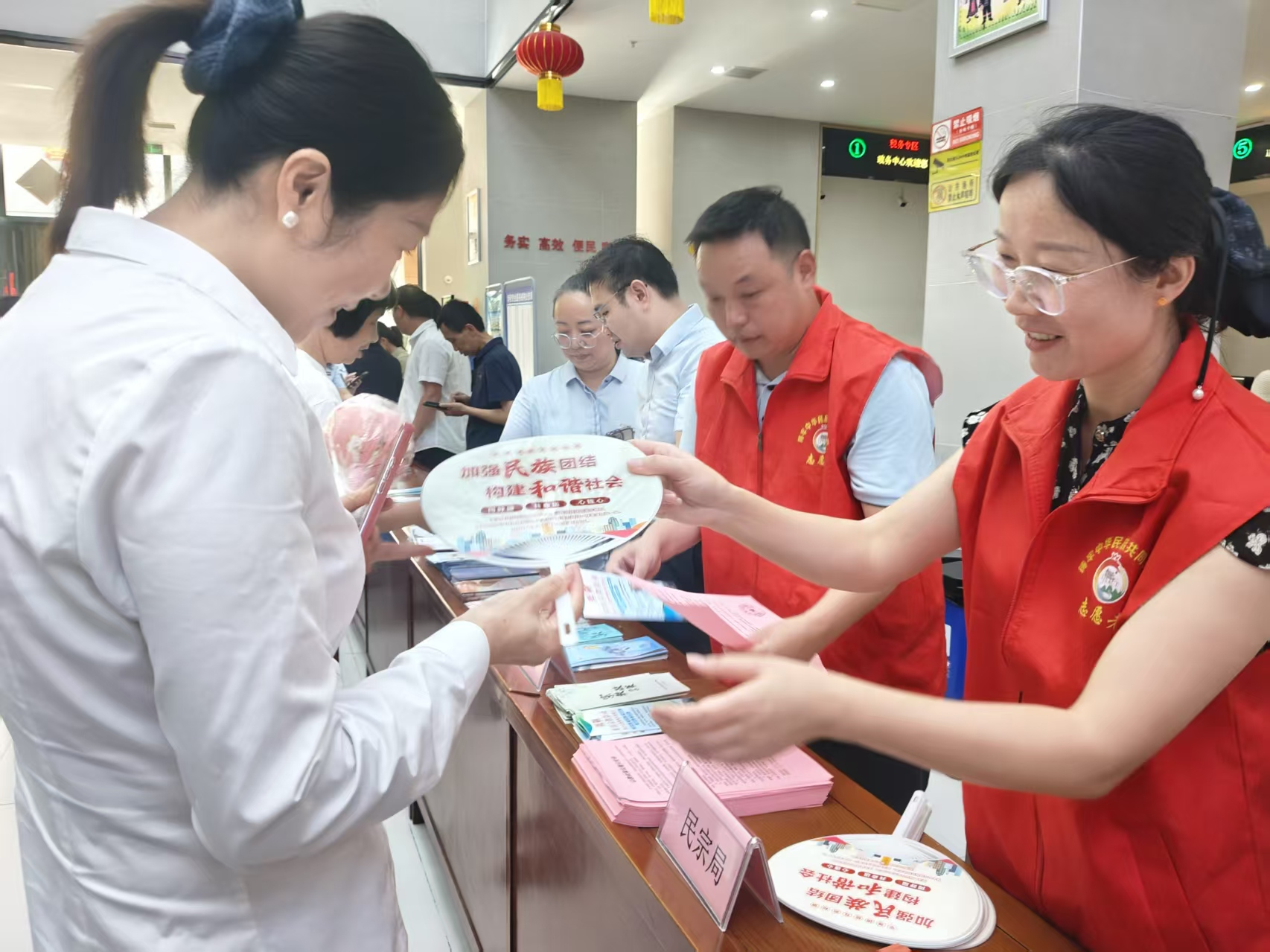 艾香润初心 民宗零距离——洪江市开展民族宗教政策法规普法宣传