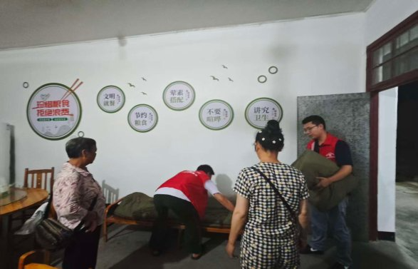 【江市镇】闻汛而动，“志愿红”守护群众“生命线”