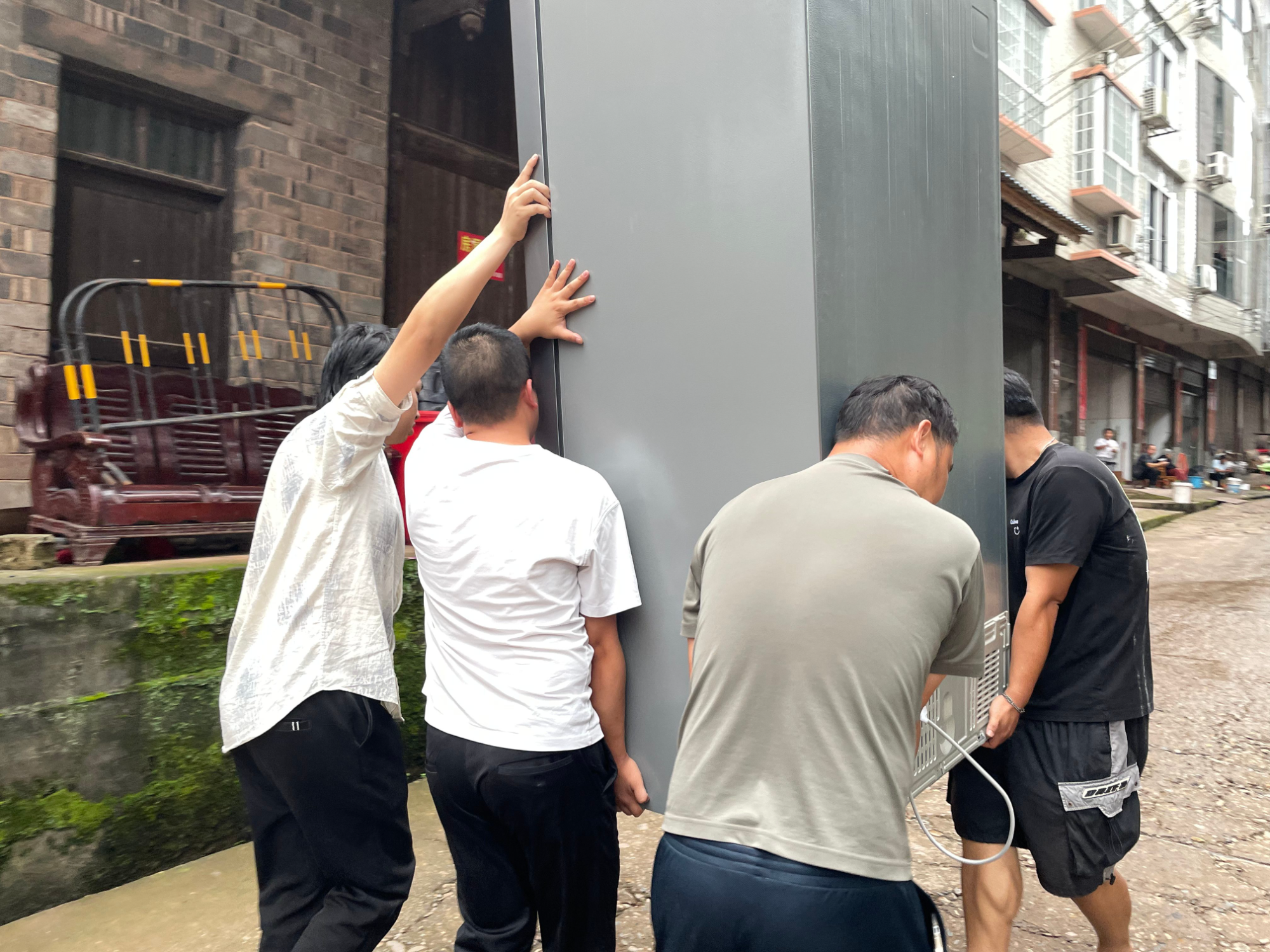 干群齐心 抢在洪峰前转移物资