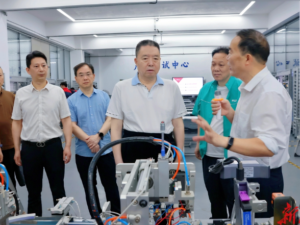 毛万春在湖南电子科技职业学院调研