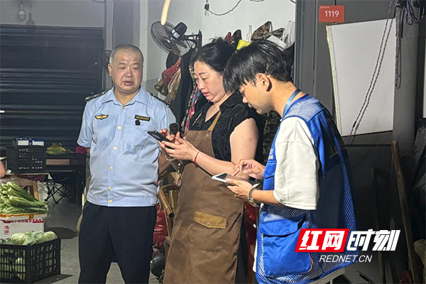 炎陵县市场监管局严把早市果蔬“准入关”