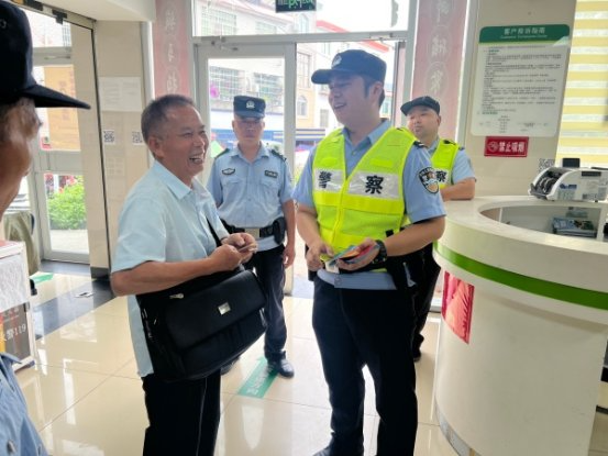 市公安局：“摆摊”进银行，把交通安全“存”进群众心里