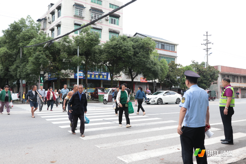 赶集劝导保畅通 严查隐患护平安