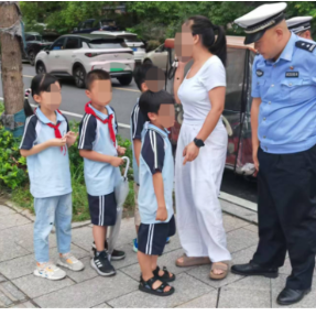 严查！无牌无证四轮电动车核载2人竟硬塞了5个娃