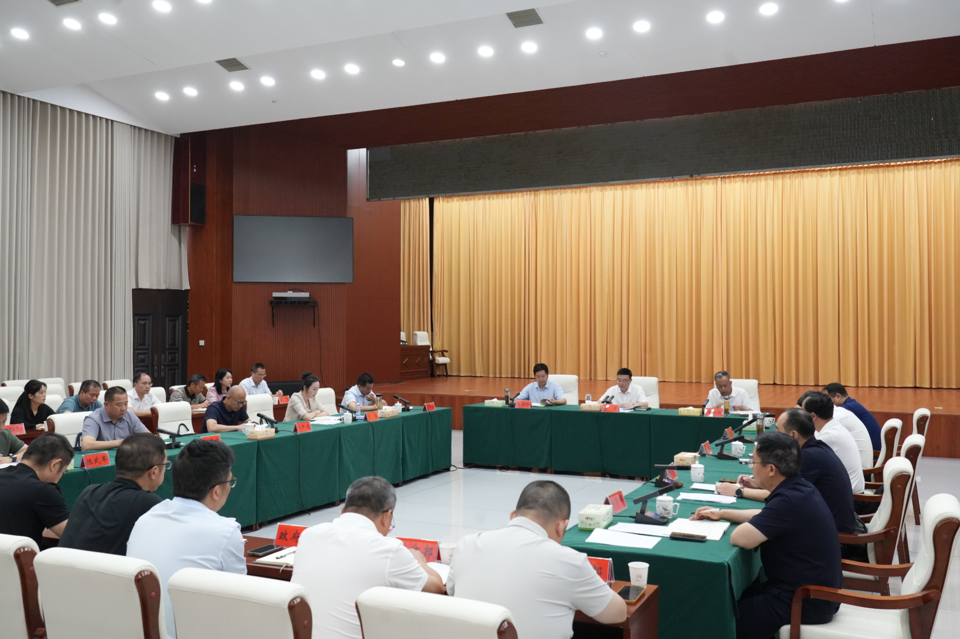 唐龙主持市委理论学习中心组集体学习