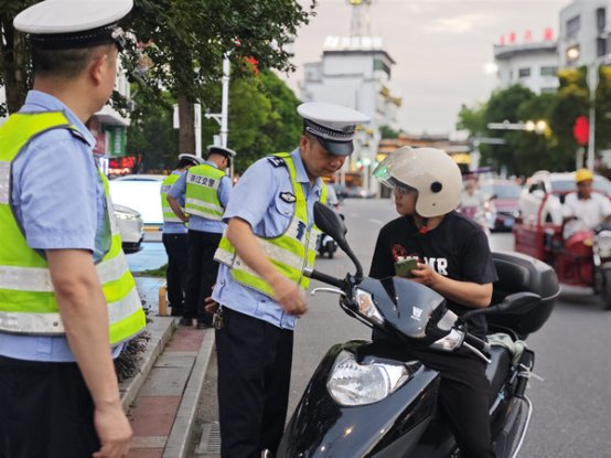 市公安局：重拳出击开展夜查行动，严管严控交通违法行为