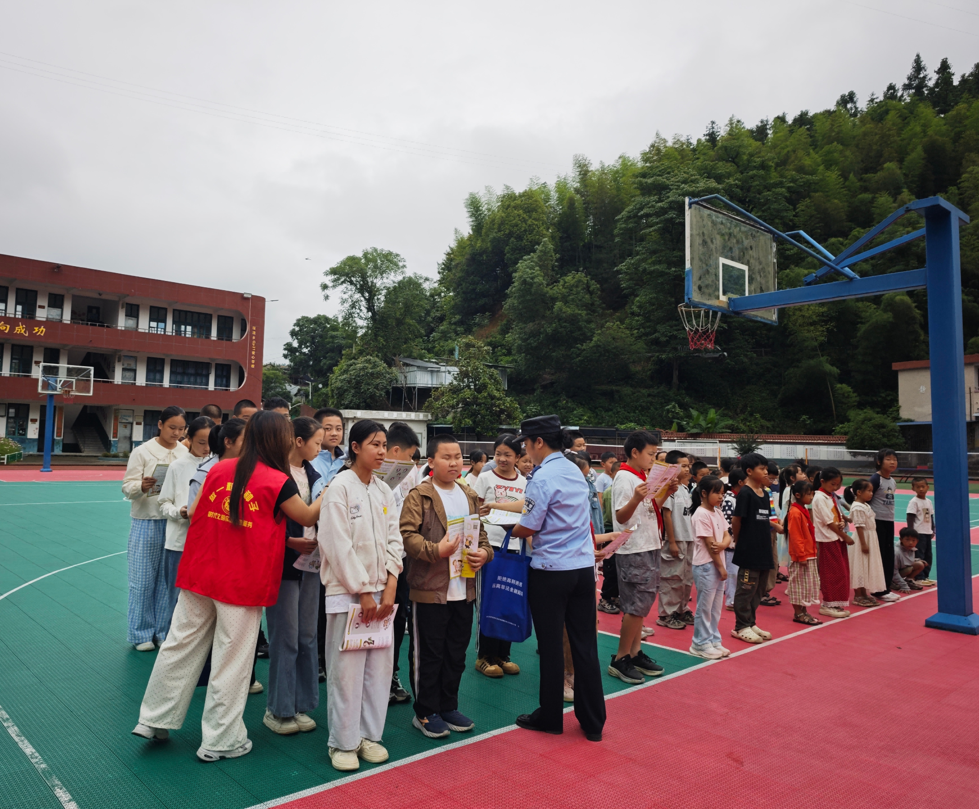 市妇联：“爱心妈妈+暖心姐姐”在行动