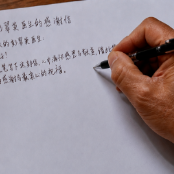 脑梗死患者手写四十分钟感谢信：“从‘我以为完了’到‘我能再写字’”