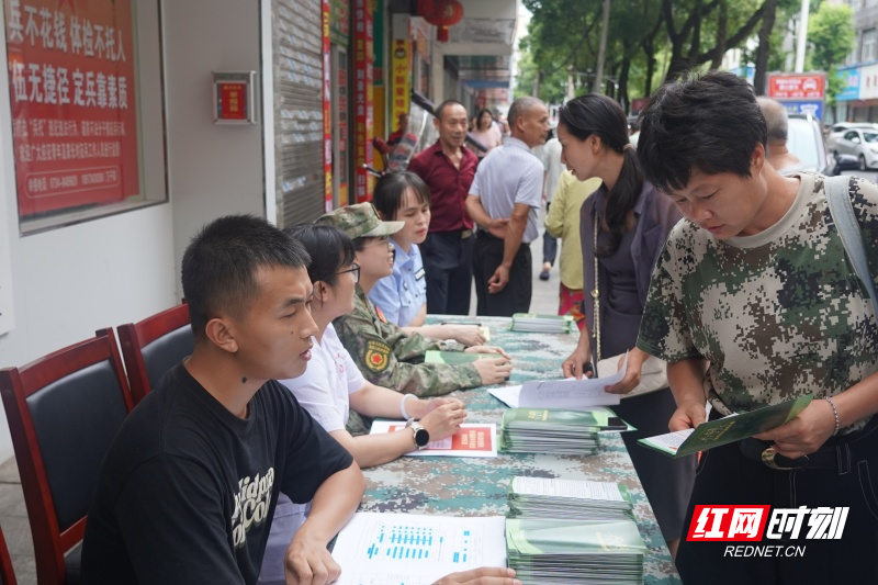 图1军地联合答疑现场_副本.jpg
