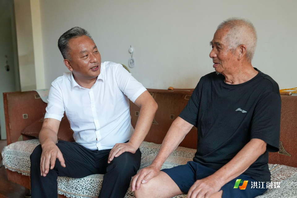 “七一”前夕 夏向阳走访慰问老党员和生活困难党员