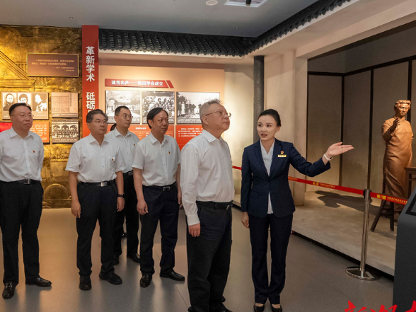 沈晓明开展党性教育活动和“七一”走访慰问