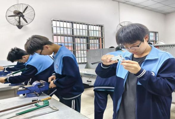 点赞！湖南这所中职学校连续五年有学生登上《人民日报》“五四”专刊