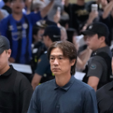 韩国队主帅洪明甫回国遭数百球迷抗议，有人打出“韩国足球已死”