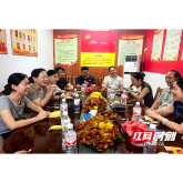 株洲市第七中学举办退休教师荣休慰问座谈会