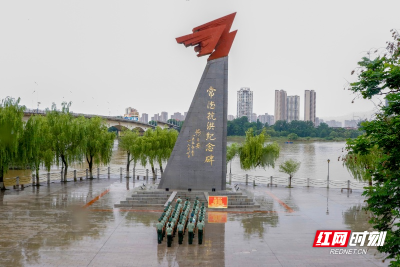支队官兵在纪念碑前重温入党誓词_副本.jpg 支队官兵在纪念碑前重温入党誓词_副本.jpg